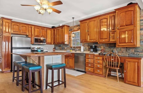 Eatonton Casa | Sleeps 14, Game Room/Movie Theater, Hot Tub + MORE