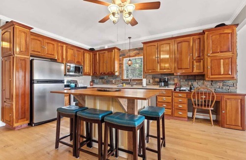 Eatonton Casa | Sleeps 14, Game Room/Movie Theater, Hot Tub + MORE