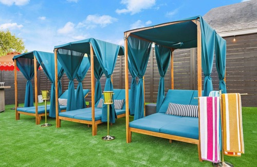 Riverside Casa | Sleeps 14 + heated Pool + Spa + Cabanas + Speakeasy + 5 minutes to downtown