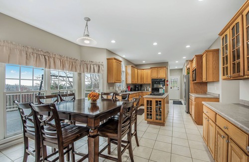 Hendersonville Casa | Sleeps 15! VIEWS forever, Large Executive Home, Fast Wi-Fi, Hot Tub & Fire Pit