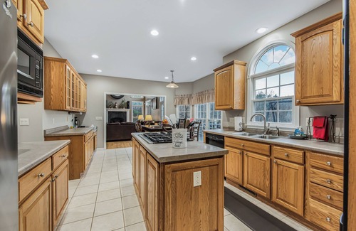 Hendersonville Casa | Sleeps 15! VIEWS forever, Large Executive Home, Fast Wi-Fi, Hot Tub & Fire Pit