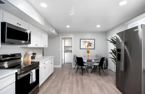 Glendale Casa | Sleeps 16 | Heated Pool, Putterball & Bocce Fun!