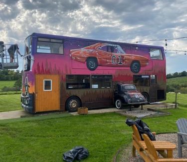 Enniskillen Villa | Sleeps 18 Double Decker Bus Hot Tub Sauna Cinema Pets