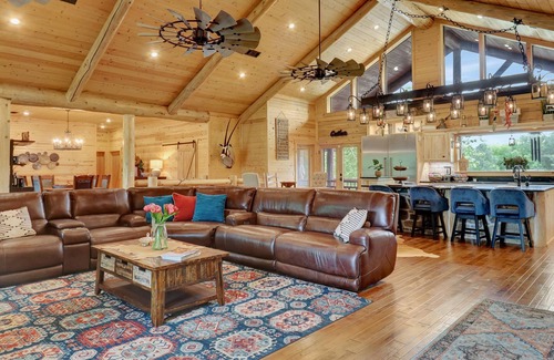 Bismarck Cabina | Sleeps 18 Premium Immersive Experience @ Upscale Luxury LogVilla ~ Hot Springs
