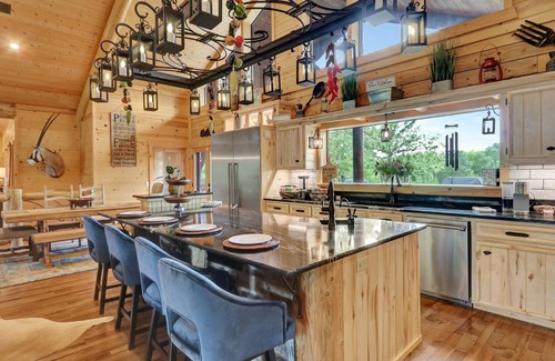 Bismarck Cabina | Sleeps 18 Premium Immersive Experience @ Upscale Luxury LogVilla ~ Hot Springs