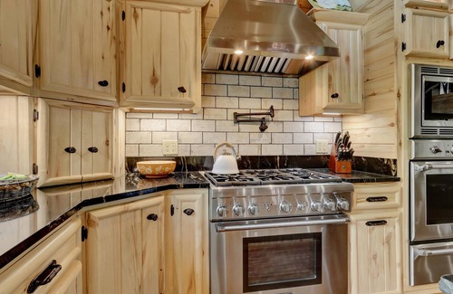 Bismarck Cabina | Sleeps 18 Premium Immersive Experience @ Upscale Luxury LogVilla ~ Hot Springs