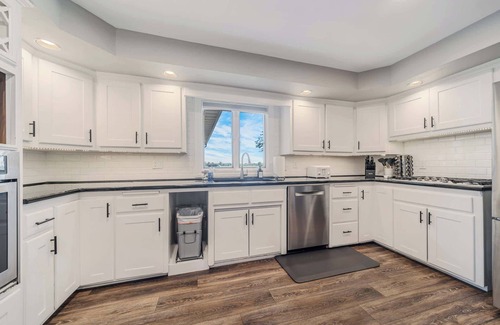 Kaukauna Casa | Sleeps 30 | 5000+ Sq Ft | Pool & Hot Tub