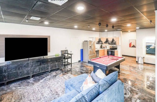 North Oakland Apartamento | Sleeps 36 8bd/8ba 7 sofa beds. Big enough!