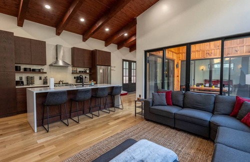Rogers Cabina | Sleeps 4 ~ Modern Cabin ~ Hot Tub ~ Pet Friendly