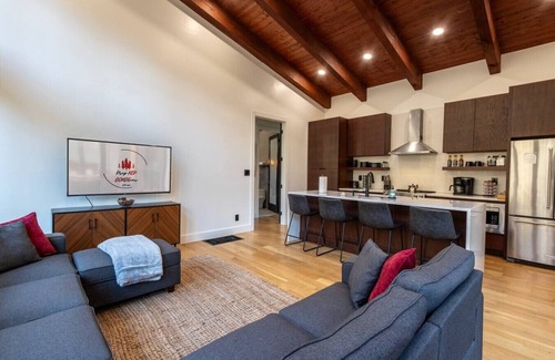 Rogers Cabina | Sleeps 4 ~ Modern Cabin ~ Hot Tub ~ Pet Friendly