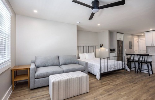Hillsboro West End Apartamento | Sleeps 48, Entire Hotel, Group Retreat | The Nomad