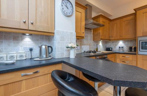 Wadsworth Casa | Sleeps 5 - 3 Bedrooms - walk to the square hosted Happy Valley cast