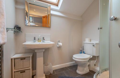 Wadsworth Casa | Sleeps 5 - 3 Bedrooms - walk to the square hosted Happy Valley cast