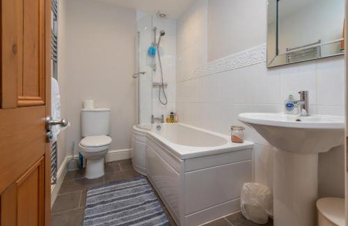 Wadsworth Casa | Sleeps 5 - 3 Bedrooms - walk to the square hosted Happy Valley cast