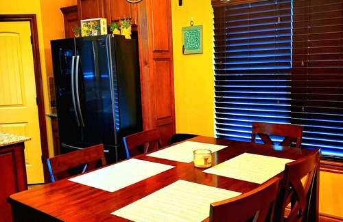South Oklahoma City Casa | Veteran Owned. OU Campus, Thunder Arena, Airport, Restaurants & Shopping Nearby