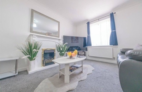 Corby Casa | Sleeps 5 - Private Garden- Free Parking