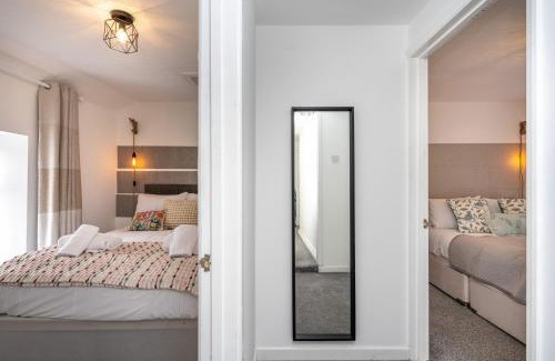 Margam Apartamento | Sleeps 6 - 3 Doubles - 2 Baths - Free Parking
