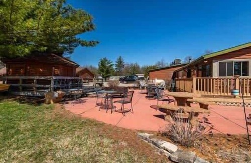 Neillsville Cabina | A short walk outside your cabin you can enjoy a great meal and at the Riviera Pub and Grill