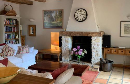 Saint-Meard-de-Gurcon Casa | Sleeps 6 Vineyard Escape- PetsOK & Airport Access