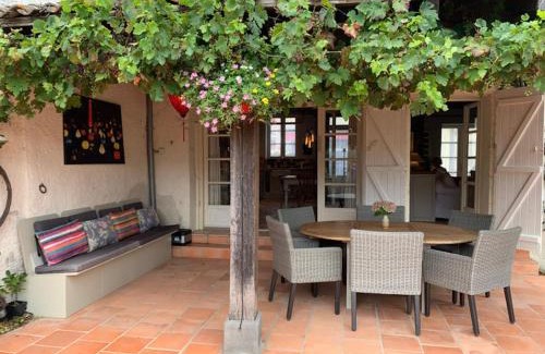Saint-Meard-de-Gurcon Casa | Sleeps 6 Vineyard Escape- PetsOK & Airport Access