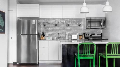 Rutledge Hill Casa | Sleeps 8 4 SoBro Suites w Kitchens Modern Touches – by AvantStay