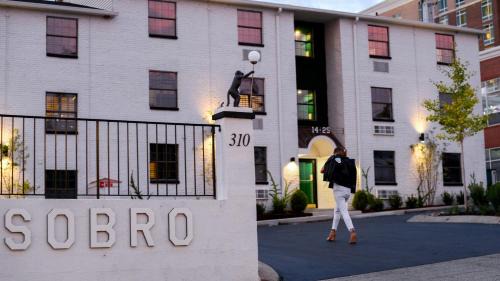 Rutledge Hill Casa | Sleeps 8 4 SoBro Suites w Kitchens Modern Touches – by AvantStay