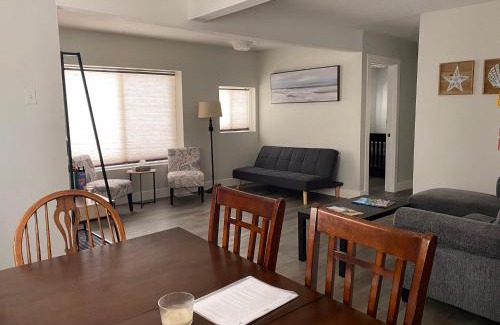 Wasaga Beach Casa | Sleeps 8! Just a 2 minute walk to Beach 1