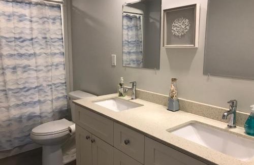 Wasaga Beach Casa | Sleeps 8! Just a 2 minute walk to Beach 1