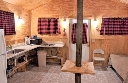 Fayetteville Hotel | Sleeps up to 4, kitchenette, full bathroom, air conditioned/heated, free WiFi