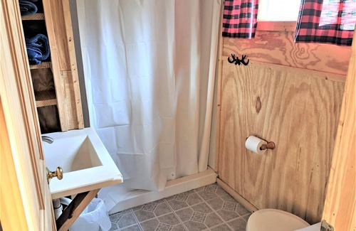 Fayetteville Hotel | Sleeps up to 4, kitchenette, full bathroom, air conditioned/heated, free WiFi