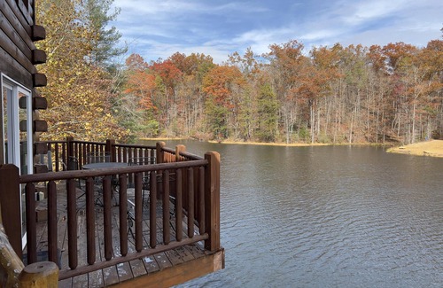 Beattyville Cabina | ¡Nueva cabaña de 3 pisos con gran sala de recreación con bañera de hidromasaje, junto al lago de 7 acres!