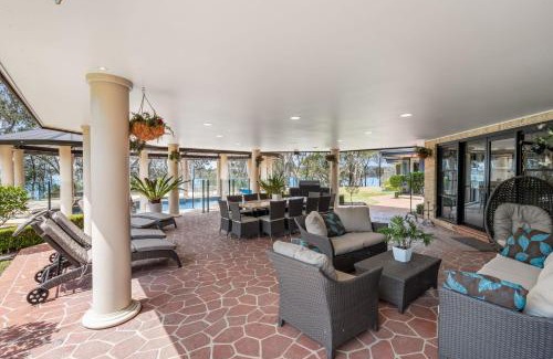 Morisset Casa | Slice of Heaven Family Retreat - Good Times at Wilderness Waters