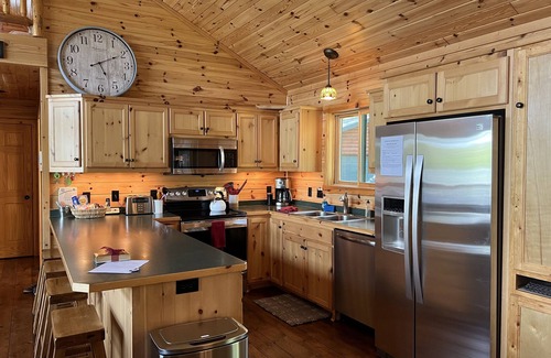 Stone Lake Cabina | Slim Lake Escape- Swim/Fish with Year Round Views!