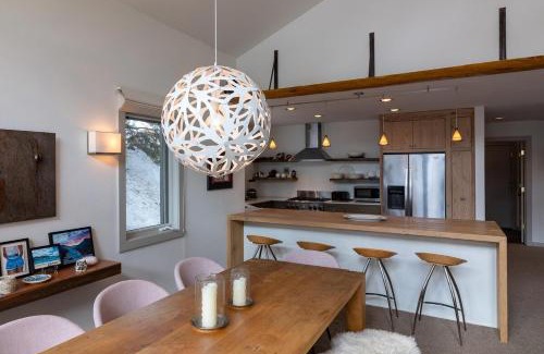 Warm Springs Casa | Slope-Side Chic Home with Hot Tub