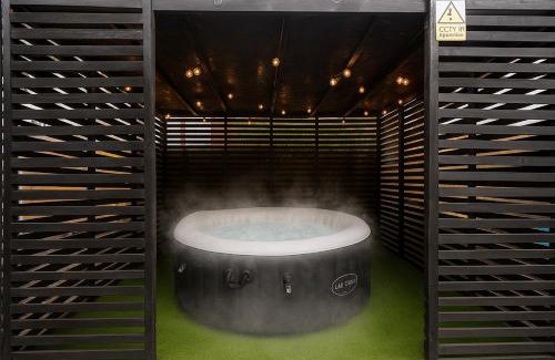 Colnbrook Apartamento | Slough Fun Home with Hot tub, Cine, Garden & Parking