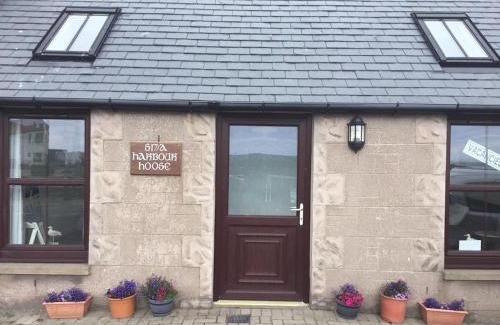 Montrose Casa | Sma Harbour Hoose