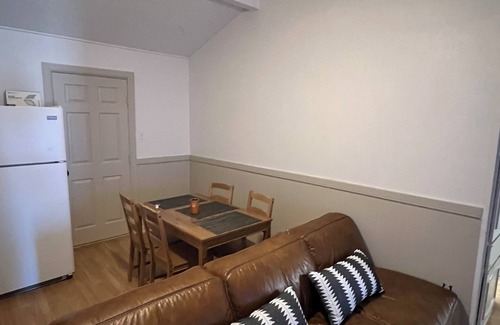 West Arlington Casa | Small Comfy Midterm Home