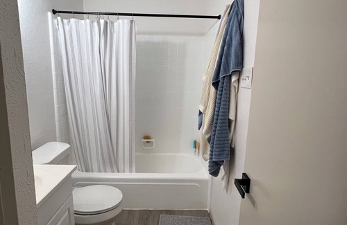 West Arlington Casa | Small Comfy Midterm Home