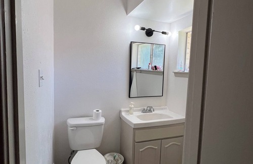 West Arlington Casa | Small Comfy Midterm Home