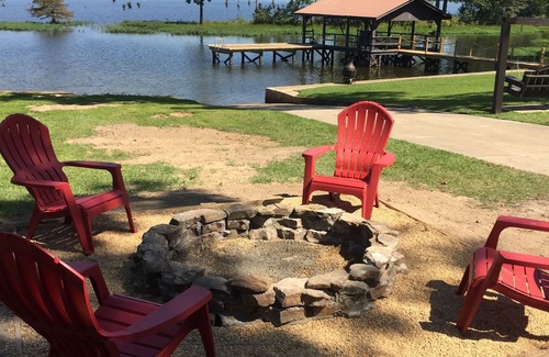 Farmerville Casa | Small Families and Fishermen welcome! Boat ramp/fire pit/kayaks.