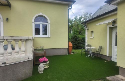 Rakosmente Casa | Small House in Green area