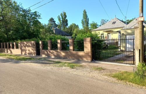 Rakosmente Casa | Small House in Green area