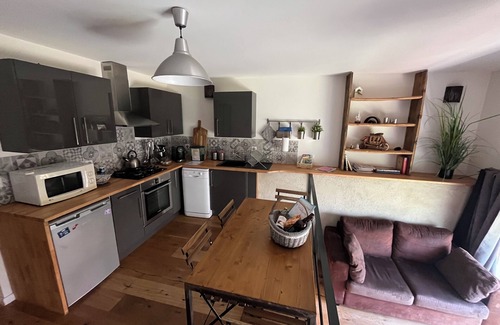 Chavanod Apartamento | Pequeño apartamento independiente en casa de campo con aire acondicionado.