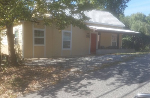 Lynn Casa | Encanto de ciudad pequeña Tryon Carolina del Norte