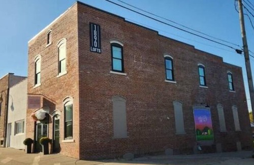 Williamsburg Apartamento | Small-Town Loft: Mayberry- Modern Comfort in 1890 Historical Brick Building