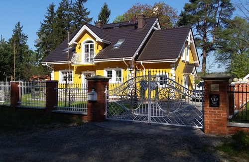 Swieta Lipka Apartamento | Pequeña villa amarilla en Masuria (apartamento OST en el ático)