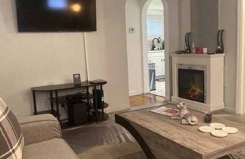 University City Casa | Smoke Free!!The Rock House Bnb, StL. Centrally Located + Park. 8 person Max!