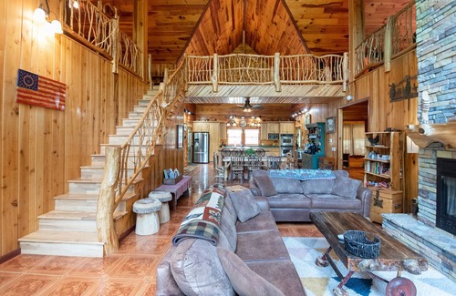 Franklin Cabina | Smoky Mtn Cabin - Hot Tub, Pool Table, Wrap Around Deck, 2x Fire Pits, Starlink