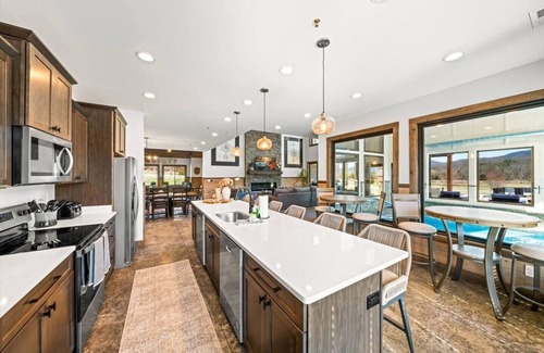 Wears Valley Casa | Smoky Mtn Views - Bowling, Indoor Pool, Theater