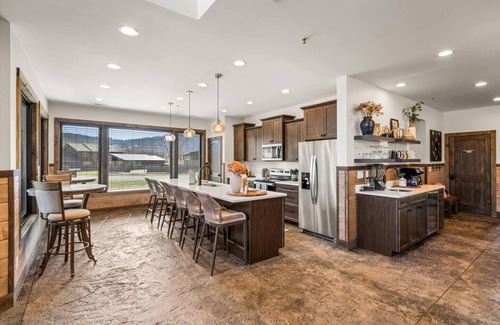 Wears Valley Casa | Smoky Mtn Views - Bowling, Indoor Pool, Theater